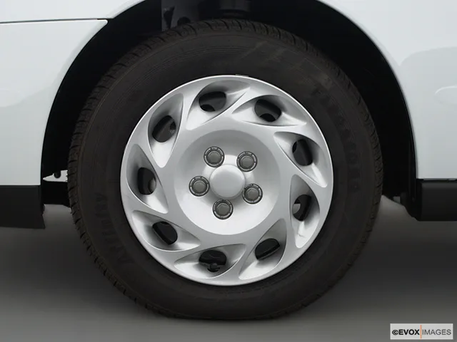 2000 Saturn L-Series Front Drivers side wheel at profile