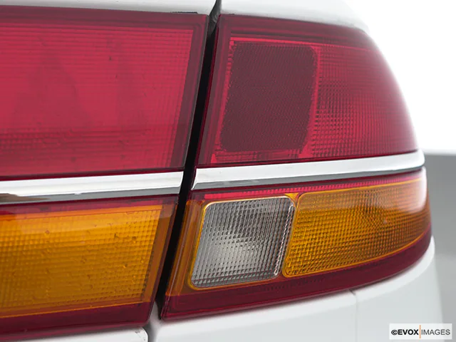 2000 Saturn L-Series Passenger Side Taillight