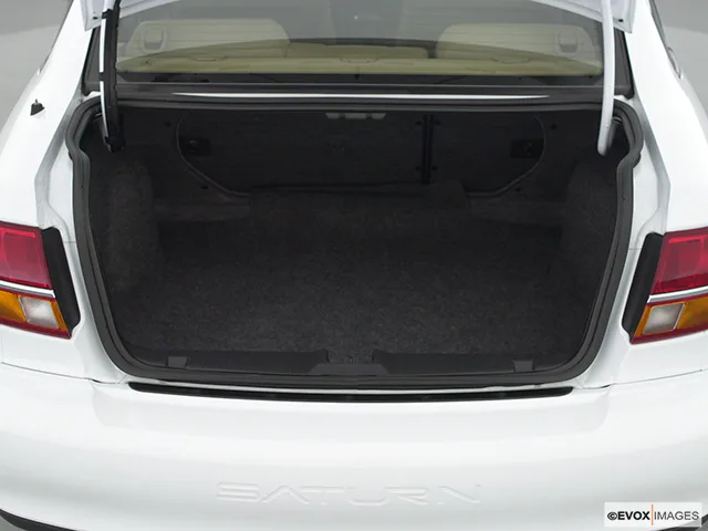 2000 Saturn L-Series Trunk open