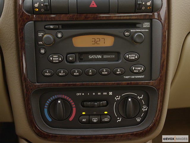 2000 Saturn L-Series Closeup of radio head unit