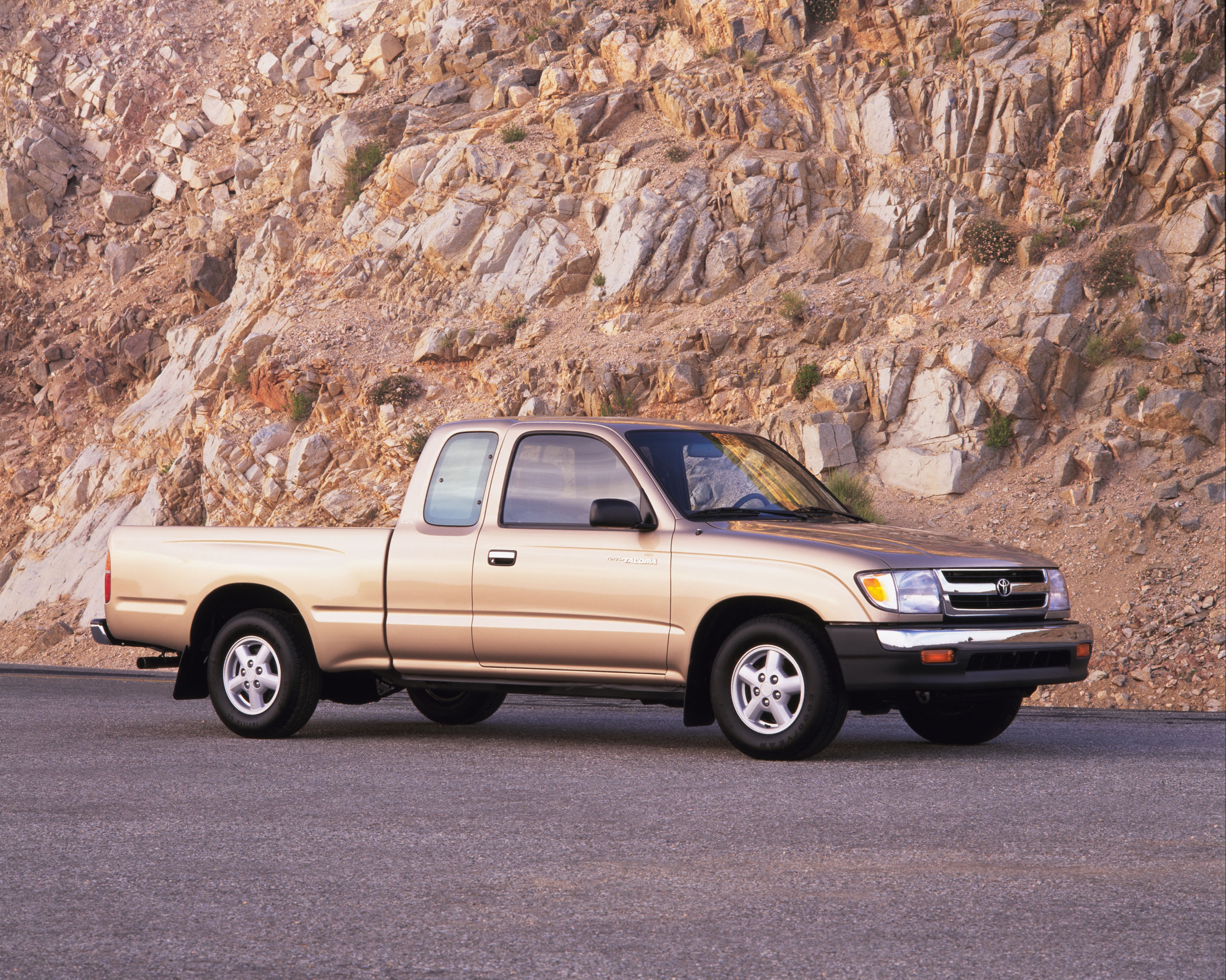 2000 Toyota Tacoma 4x4 Extended Cab Pickup | Ritchie Bros. Auctioneers, image size:3000x2400