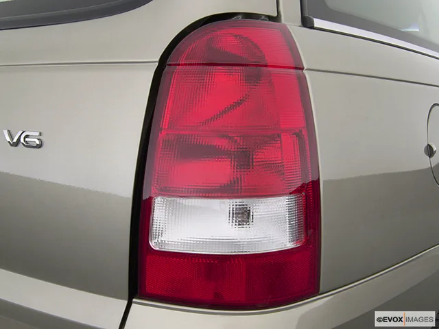 2004 Saturn L300 Passenger Side Taillight