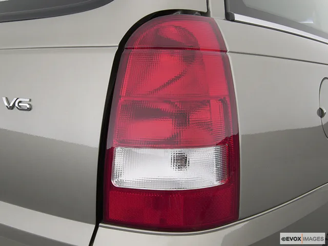 2004 Saturn L300 Passenger Side Taillight