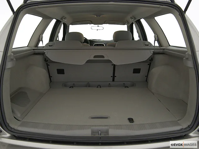 2004 Saturn L300 Trunk open