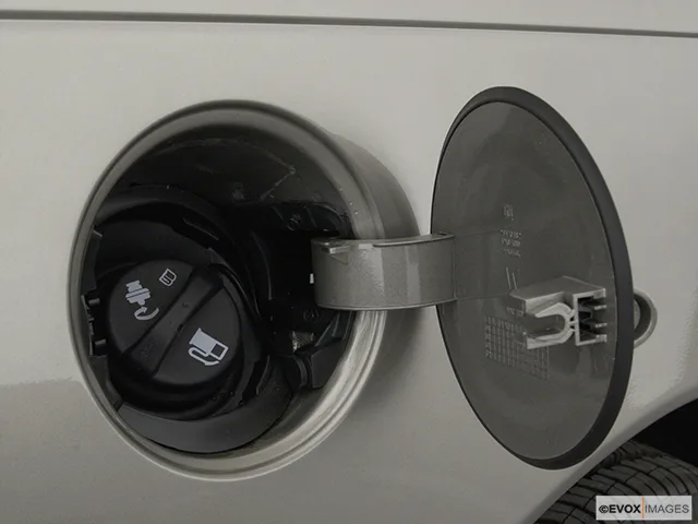 2004 Saturn L300 Gas cap open
