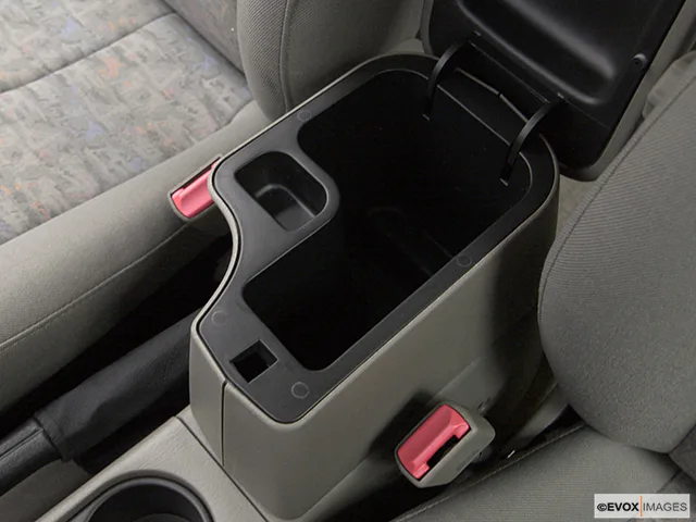 2004 Saturn L300 Front center divider