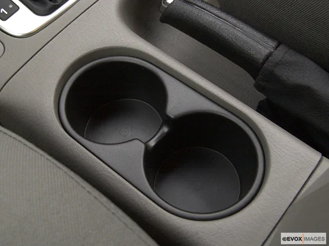 2004 Saturn L300 Cup holders