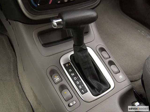 2004 Saturn L300 Gear shifter/center console