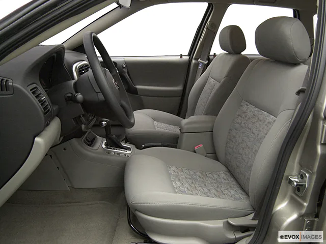 2004 Saturn L300 Front seats from Drivers Side