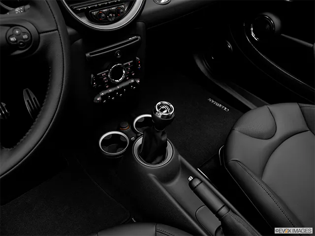 2011 MINI Cooper Clubman Gear shifter/center console