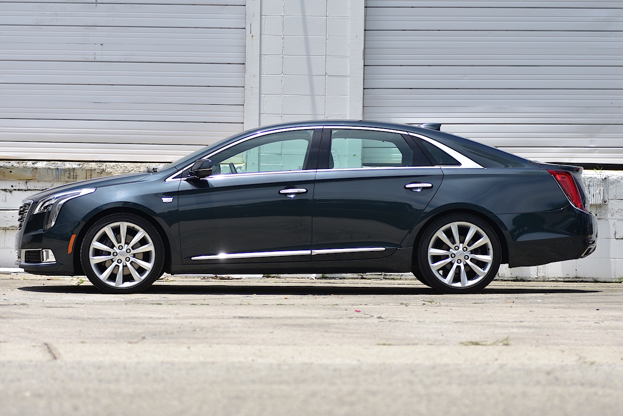102-016 1/18 キャデラック Cadillac XTS ブラック OEM 1:18 Cadillac 2013 XTS Black Die-cast Full Open Model – STK